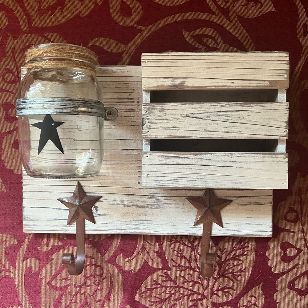 Country/rustic key and mail holder.